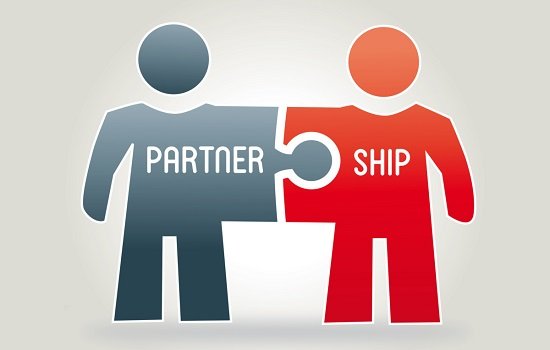 Partnership Concept . Zwei Figuren aus Puzzleteilen zusammengesetzt